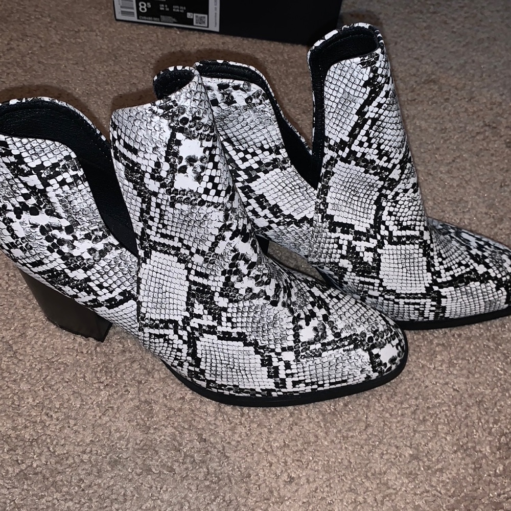 BRAND NEW LEOPARD  BOOTIES SIZE UK40 (US WOMENS 8)